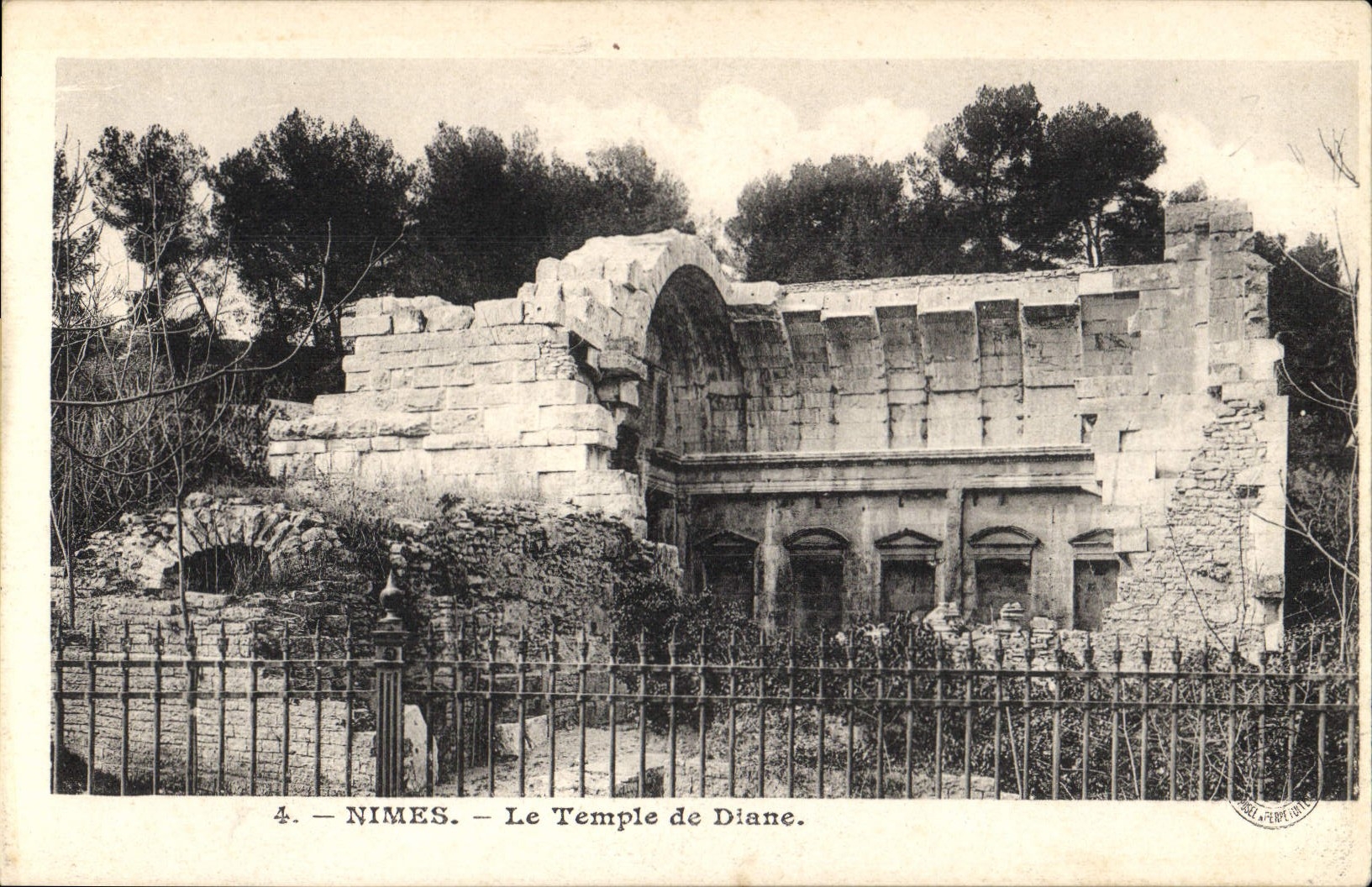 CPA Nimes Le Temple de Diane 