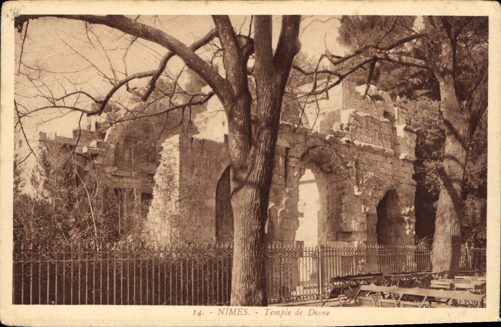 CPA Nimes Temple de Diane 