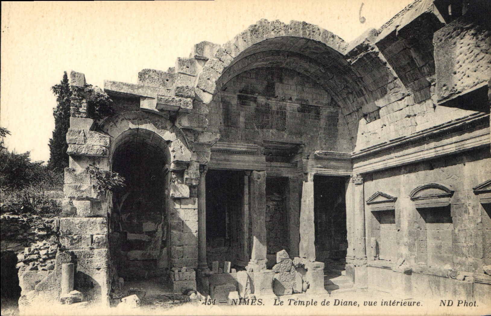 CPA Nimes Le Temple de Diane vue interieure 