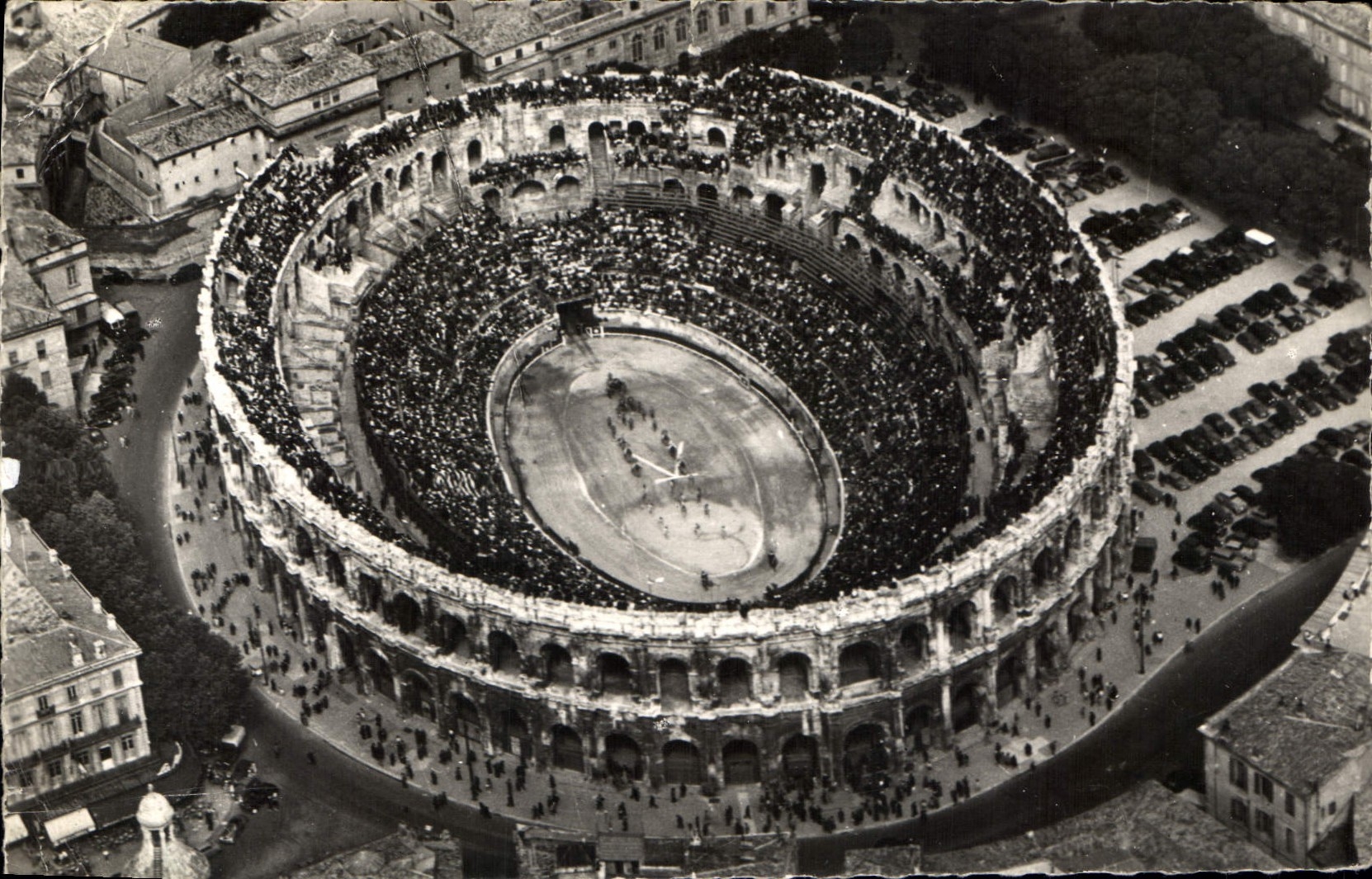 CPA Nimes Gard Vue generale aerienne sur les Arenes un jour de Corrida