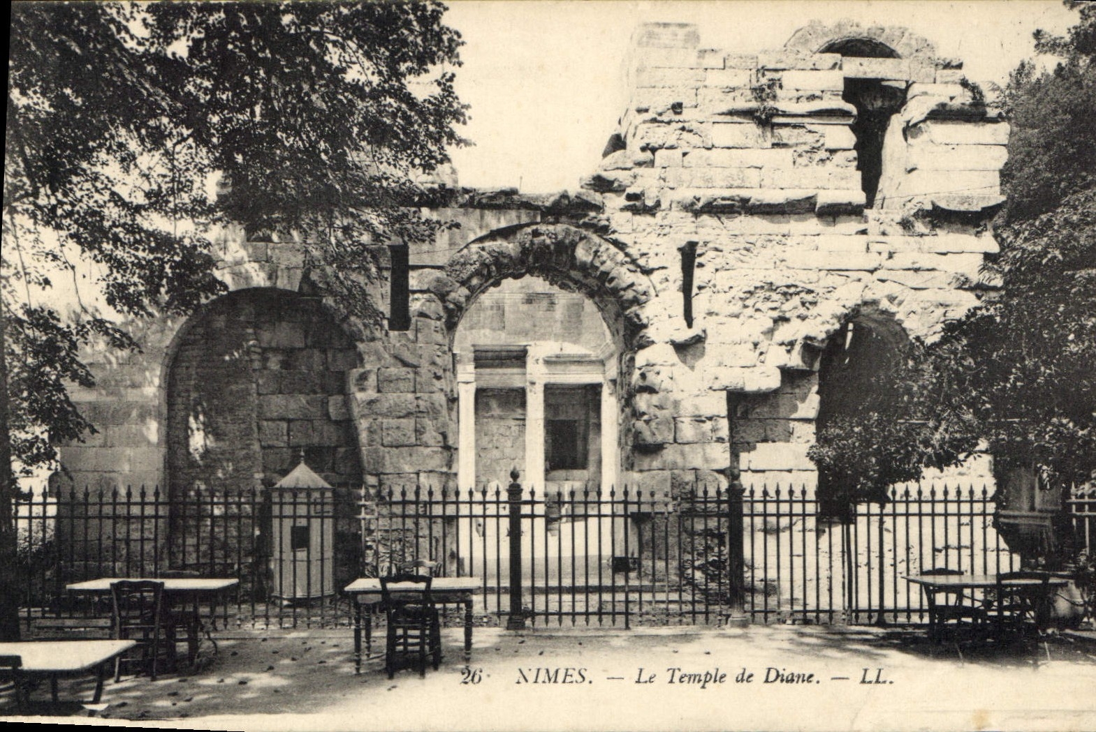 CPA Nimes Le Temple de Diane 