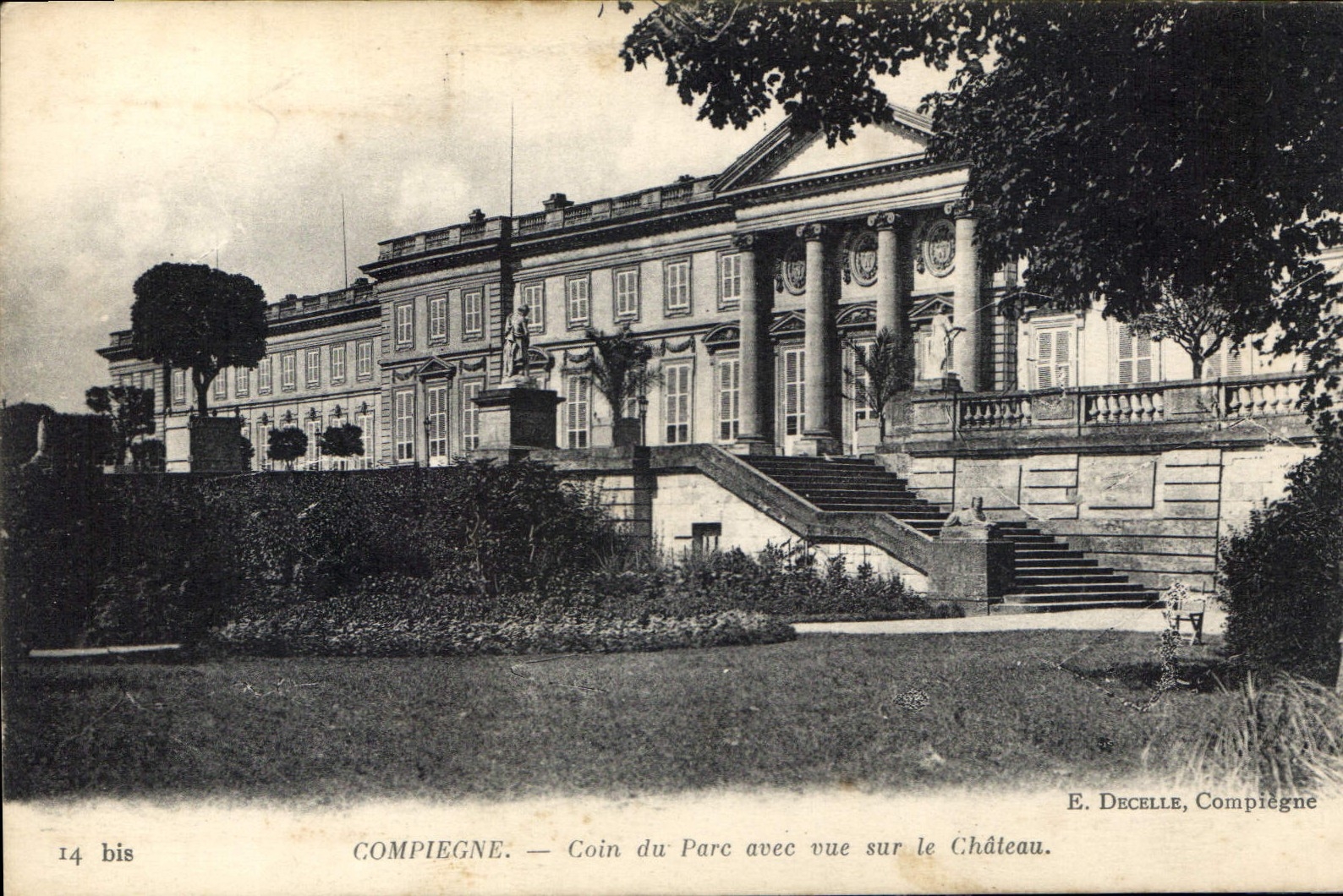 CPA Compiegne Coin du Parc avec cue sur le Chateau