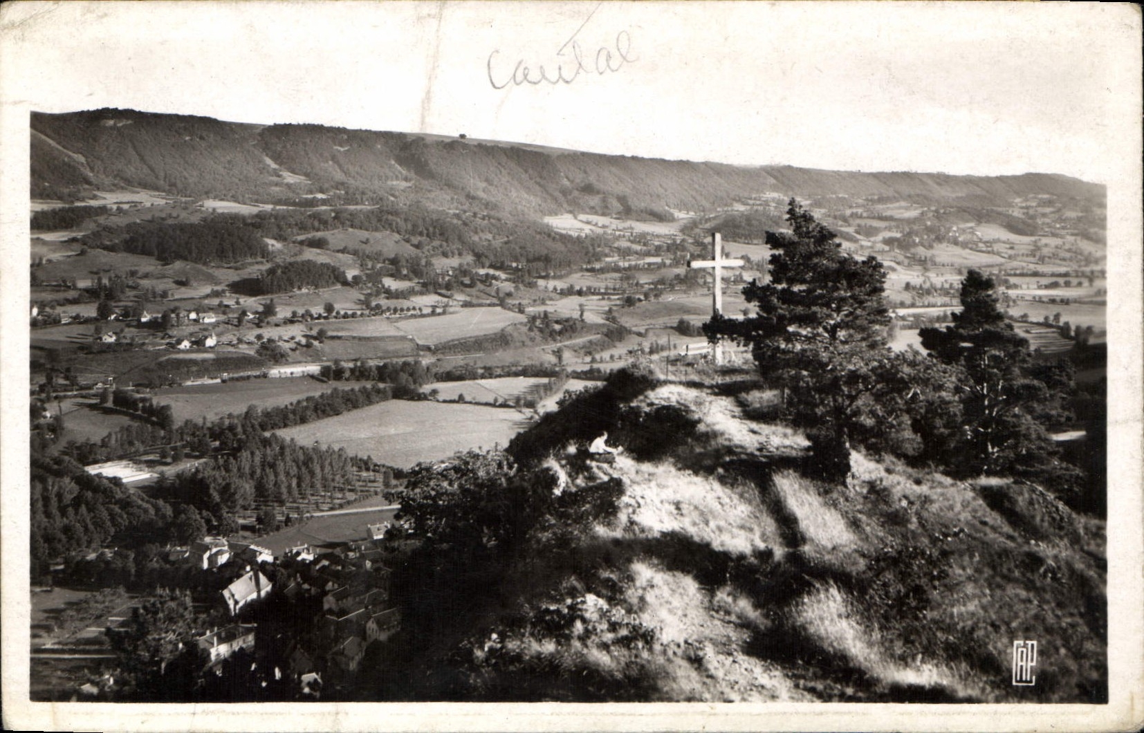 CPA Vic sur Cere Vue prise de la Croiz de Maizone 