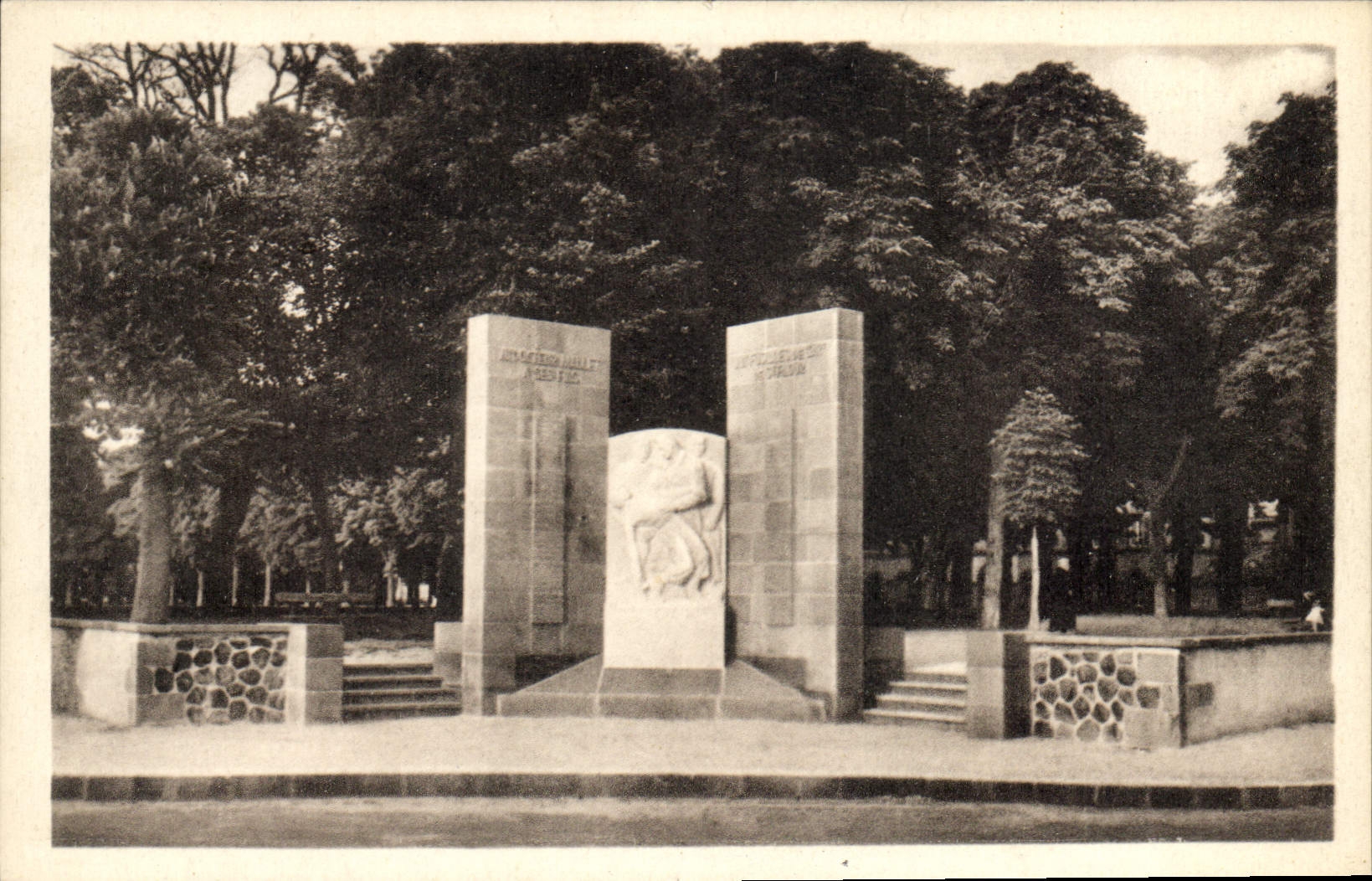 CPA St Flour Monument du Docteur Mallet Raymond Coulon