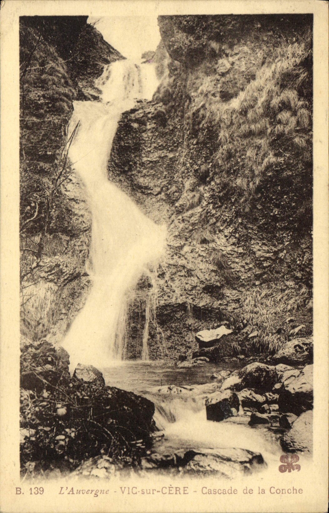 CPA l'Auvergne Vic sur Cere Cascade de la Conche 