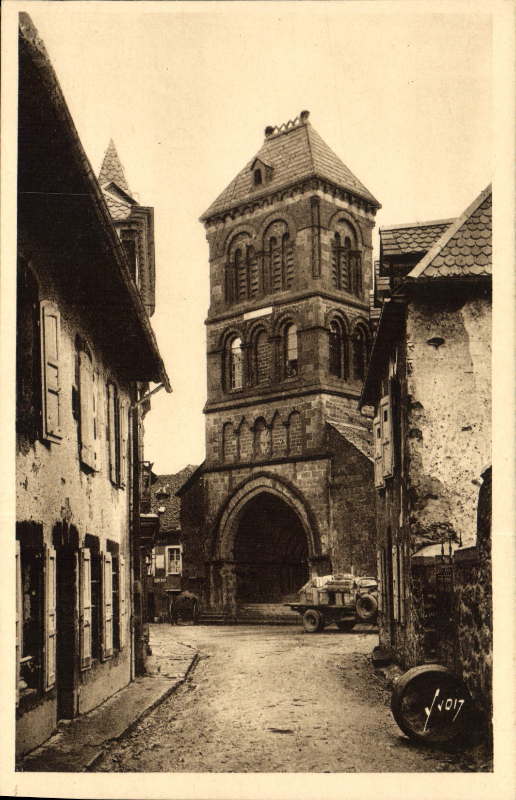 CPA Salers Cantal L'Eglise 