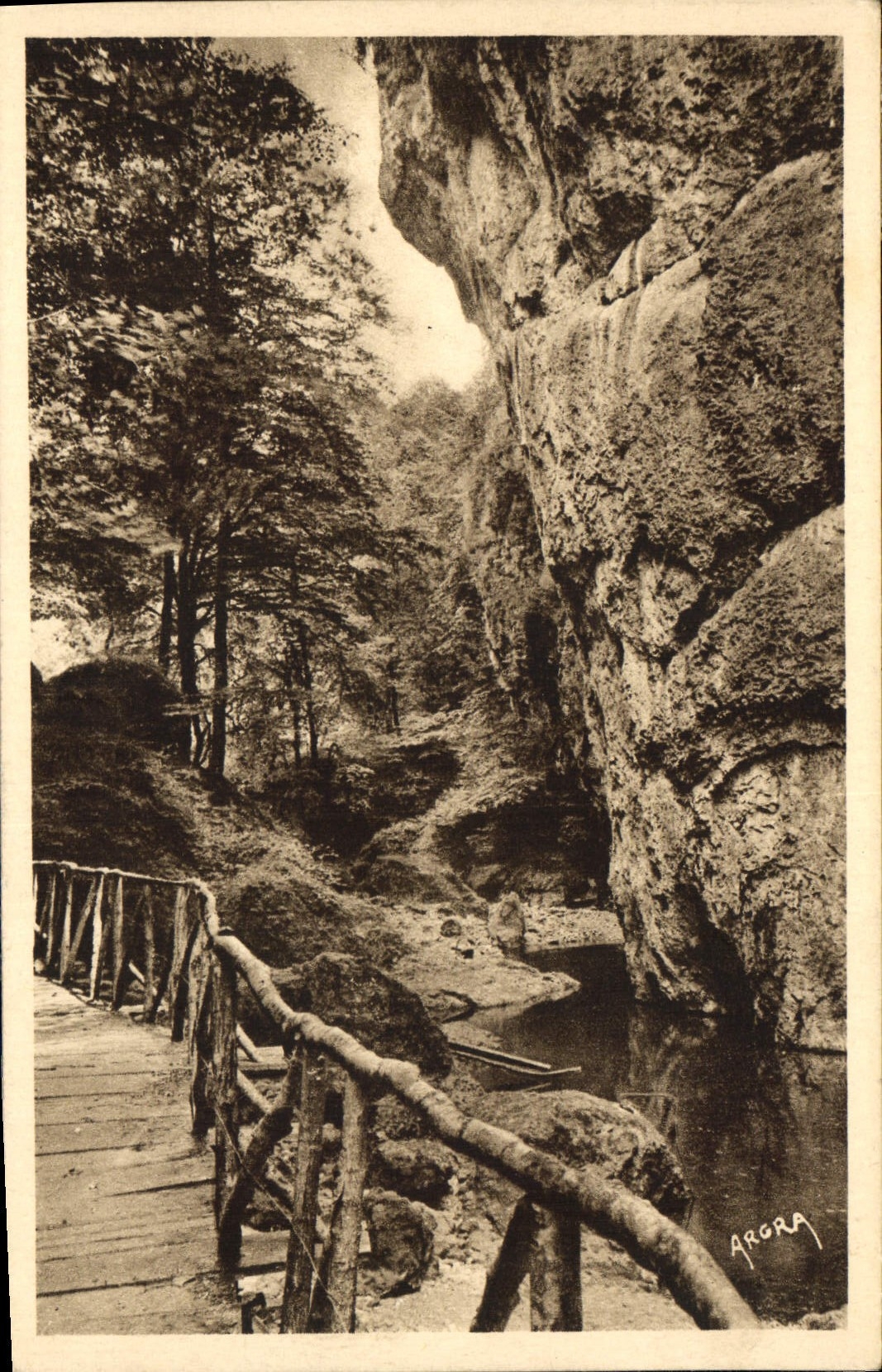 CPA Vic sur Cere Cantal Le Pas de la Cere