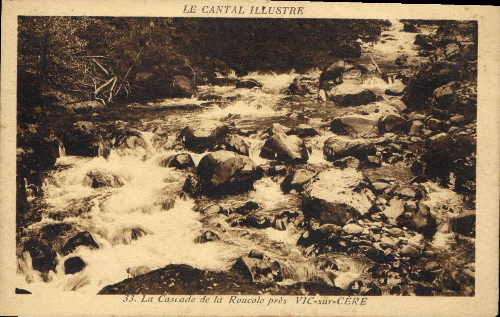 CPA Le Cantal Illustre La Cascade de la Roucole pres Vic sur Cere