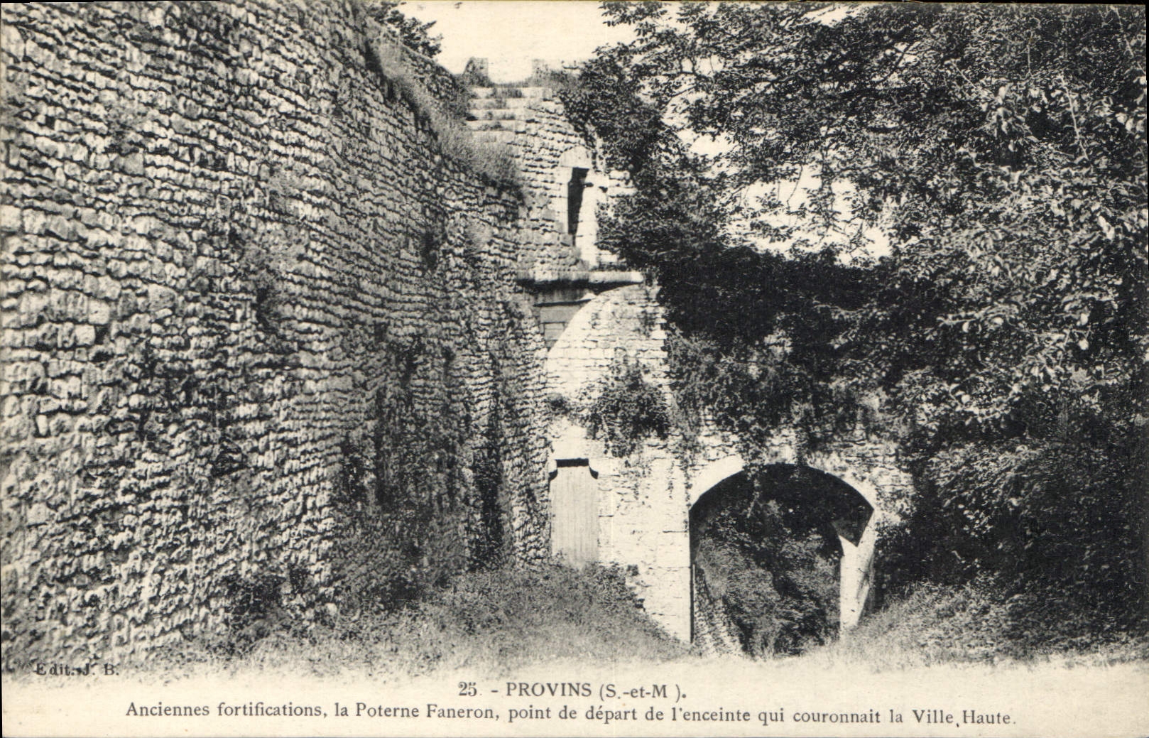 CPA Provins S et M Anciennes fortifications la Poterne Faneron point de depart de l'enceinte qui cou