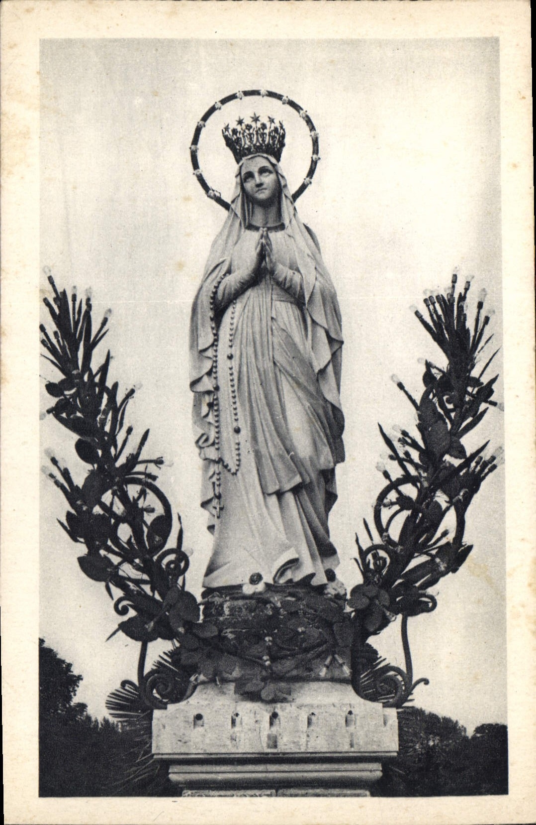 CPA Lourdes La Vierge Couronnee 