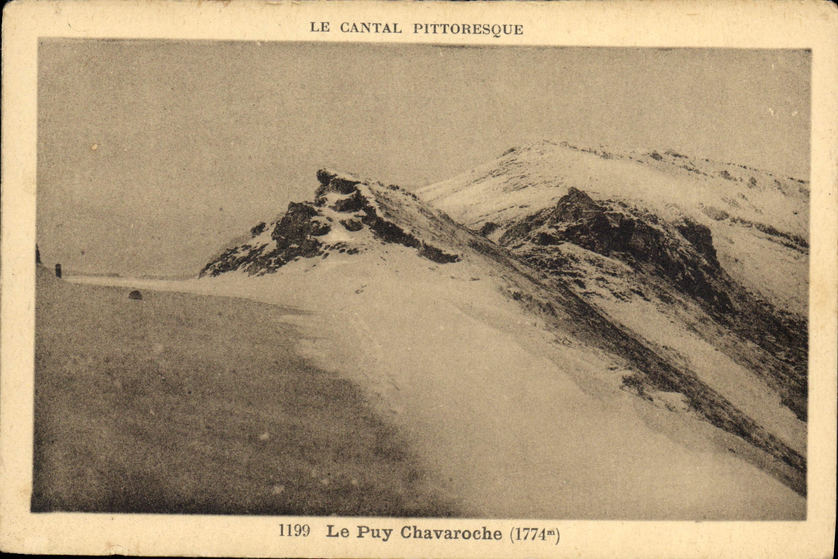 CPA le Cantal Pittoresque Le Puy Chavaroche 