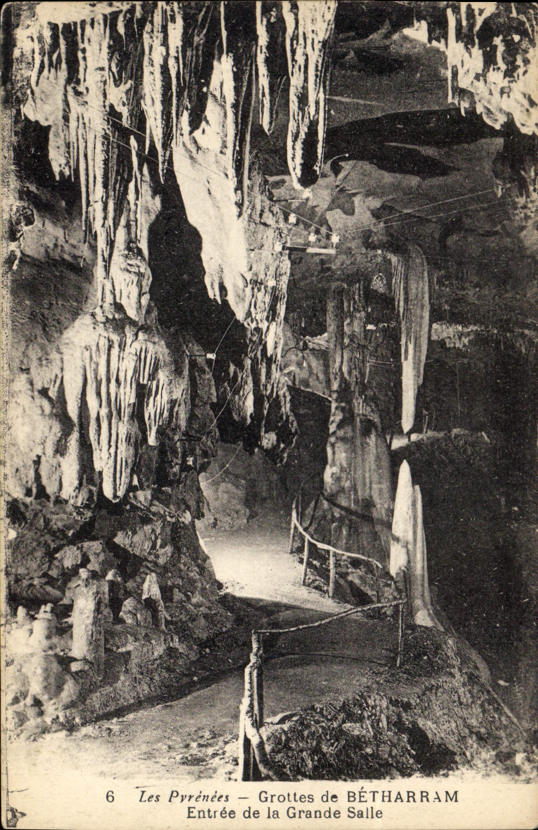 CPA Les Pyrenees Grottes de Betharram Entree de la Grande Salle 