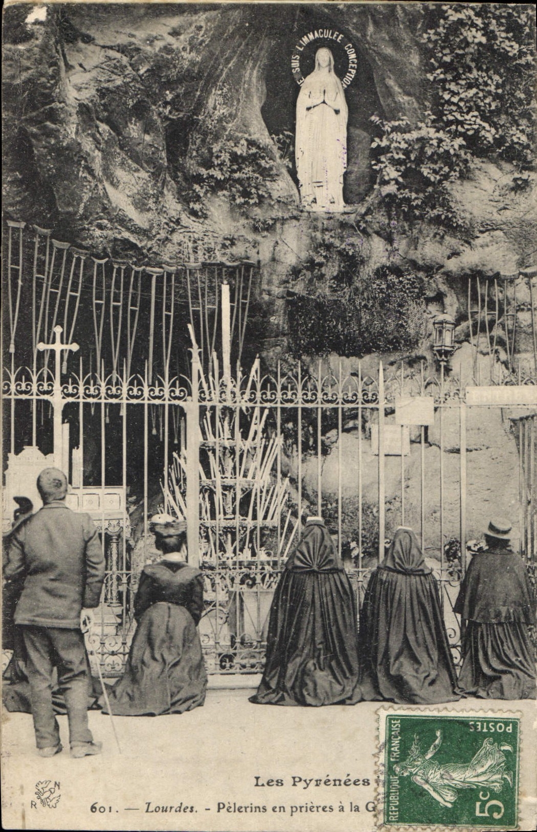 CPA Les Pyrenees Lourdes Pelerins en prieres