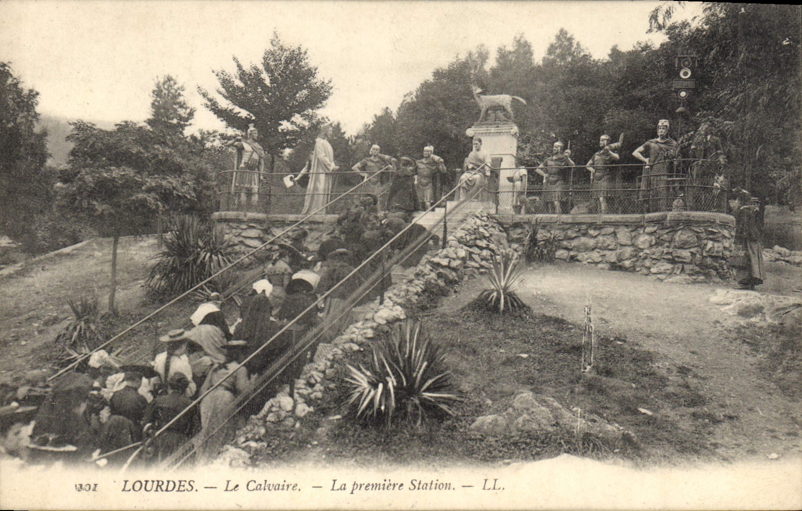 CPA Lourdes Le Calvaire La Premiere Station 