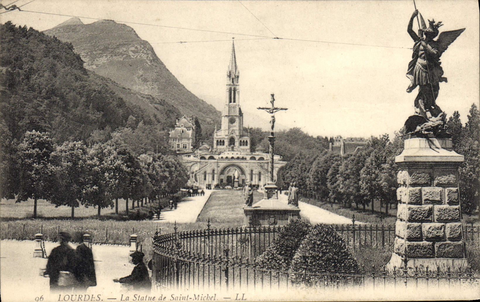 CPA Lourdes La Statue de Saint Michel 