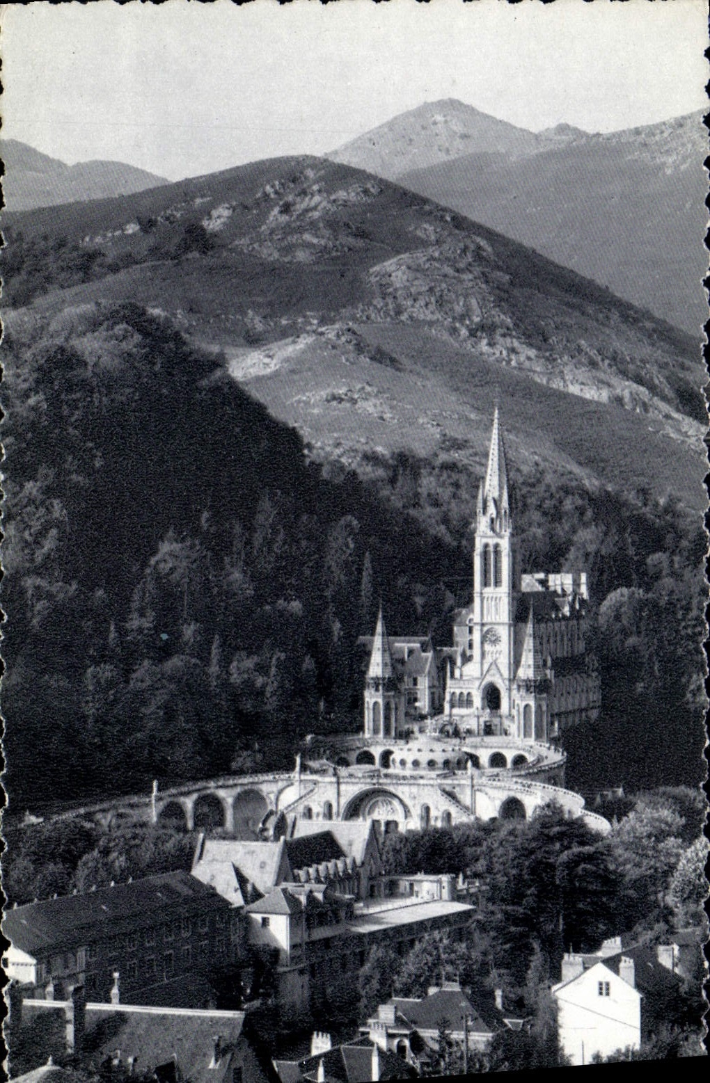CPA Lourdes La Basilique et la Montagne du Calvaire 