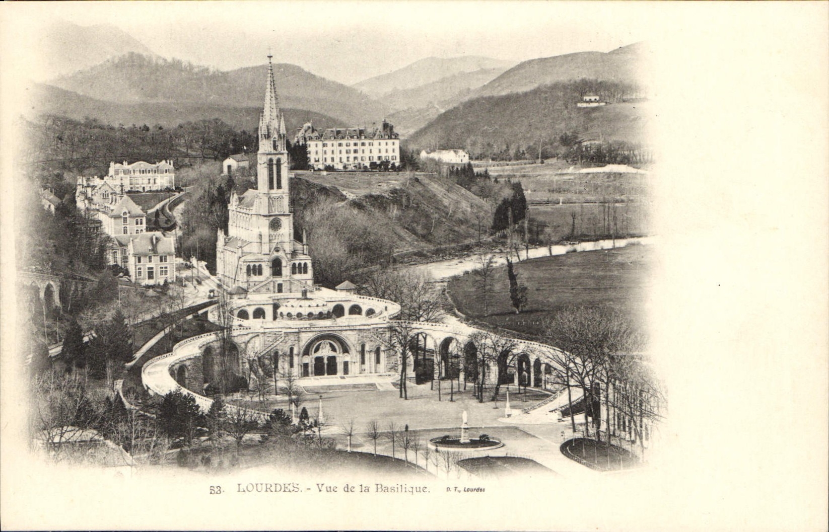 CPA Lourdes Vue de la Basilique 
