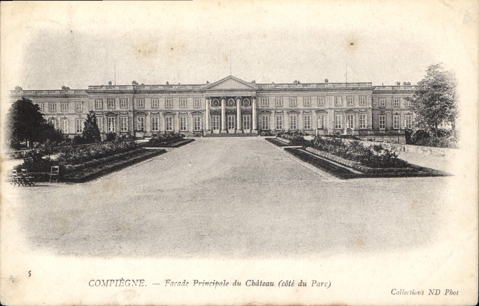 CPA Compiegne Facade principale du Chateau cote du Parc