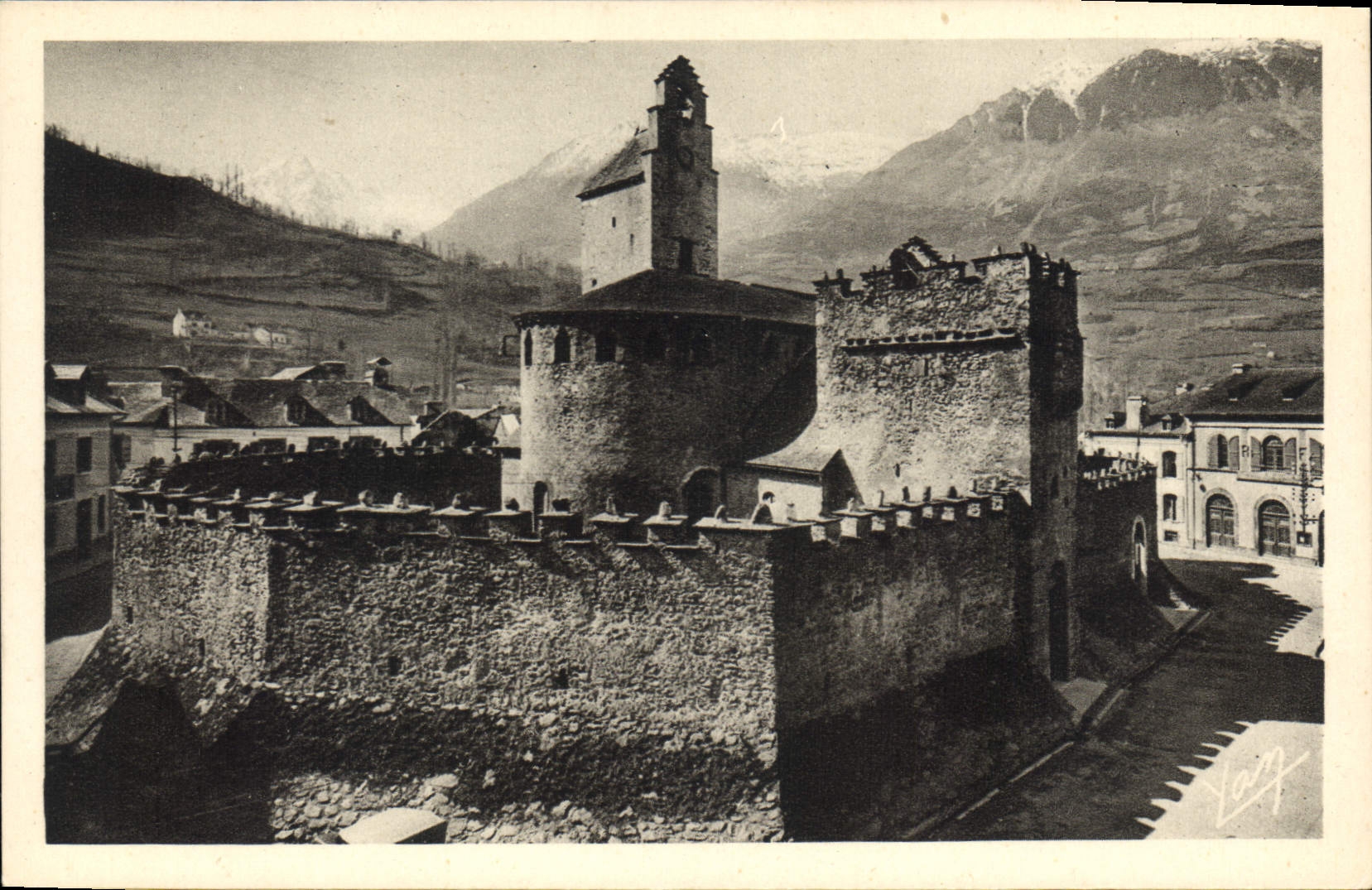 CPA Luz H P Eglise des XII et XIII siecles