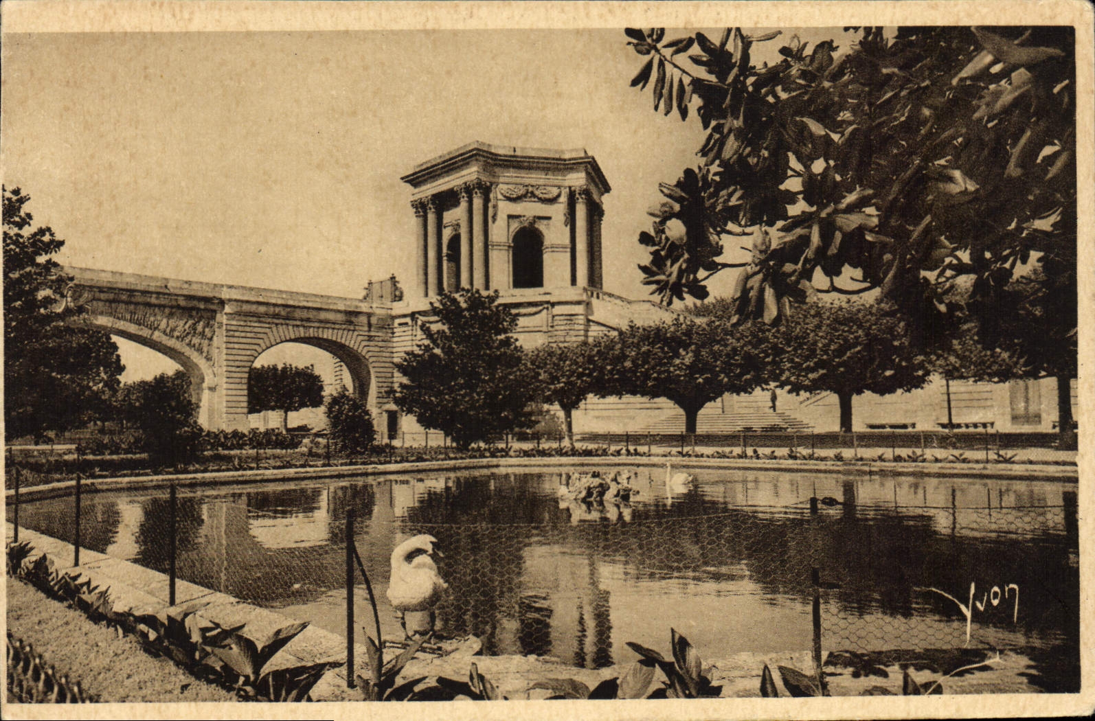 CPA Montpellier Herault Jardin du Peyrou Le Chateau d'Eau et l'Aquedue St Clement 