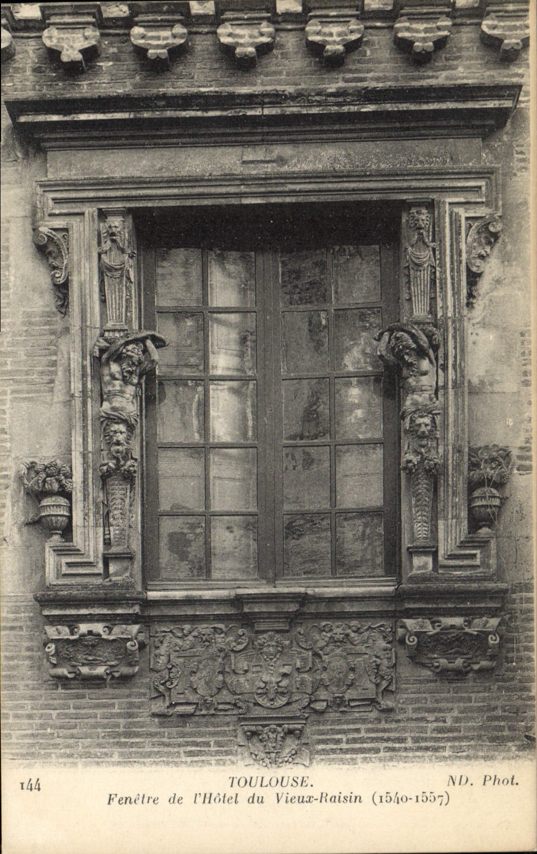 CPA Toulouse Fenetre de l'Hotel du Vieux Raisin