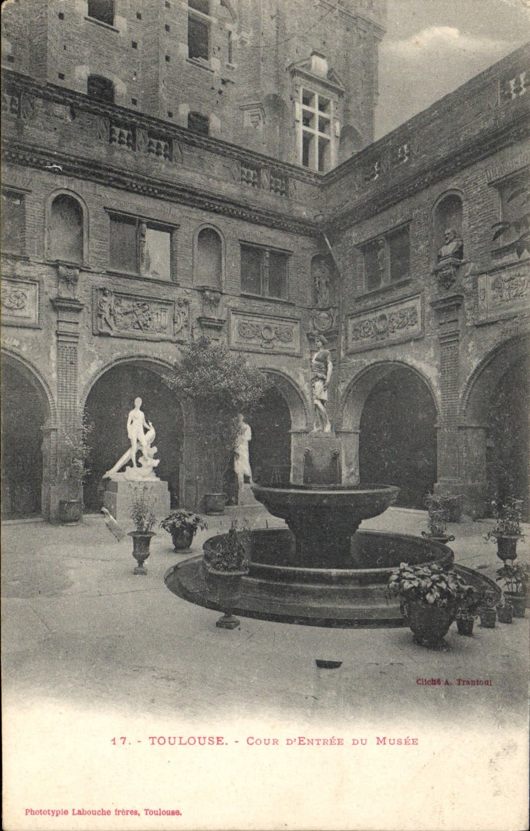 CPA Toulouse Cour d'Entree du Musee 