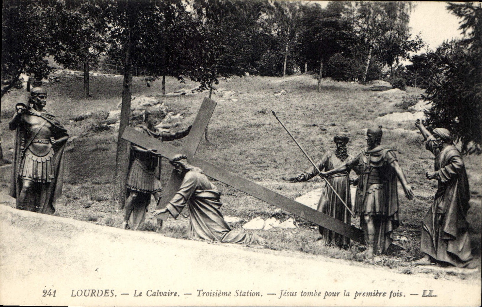 CPA Lourdes le Calvaire Troisieme Station Jesus tombe pour la premiere fois 