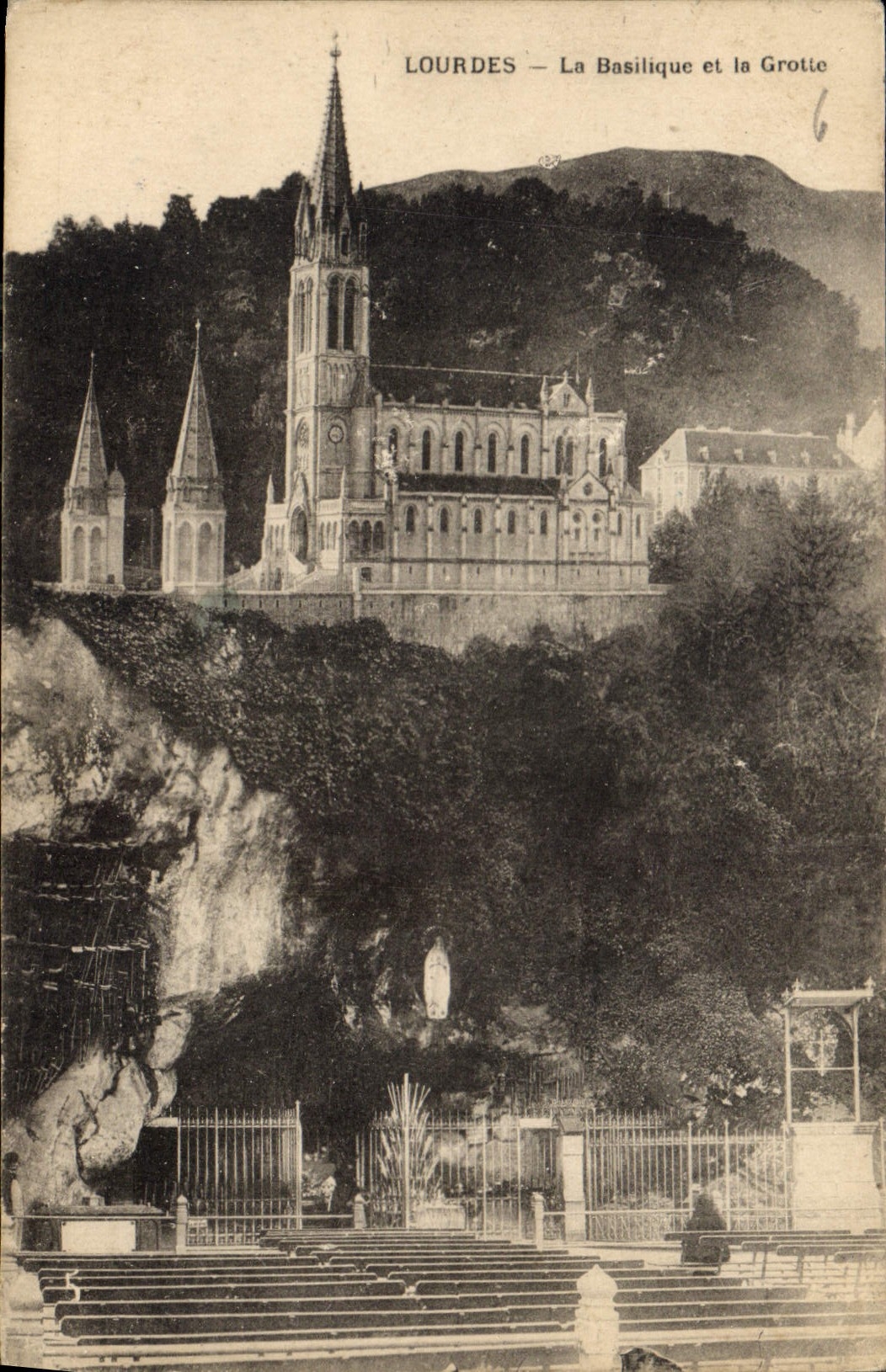 CPA Lourdes la Basilique et la Grotte 