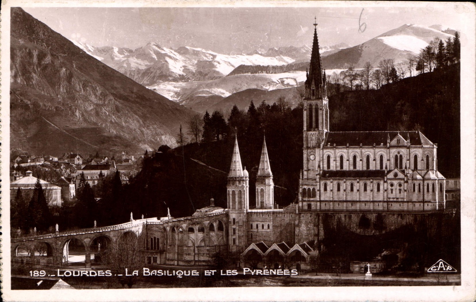 CPA Lourdes la Basilique et les Pyrenees 