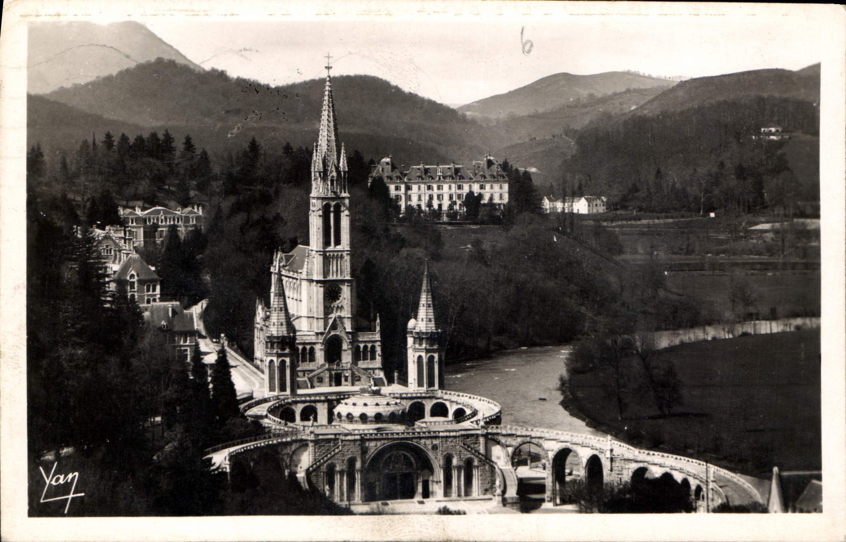 CPA Lourdes la Basilique vue du Chateau Fort 