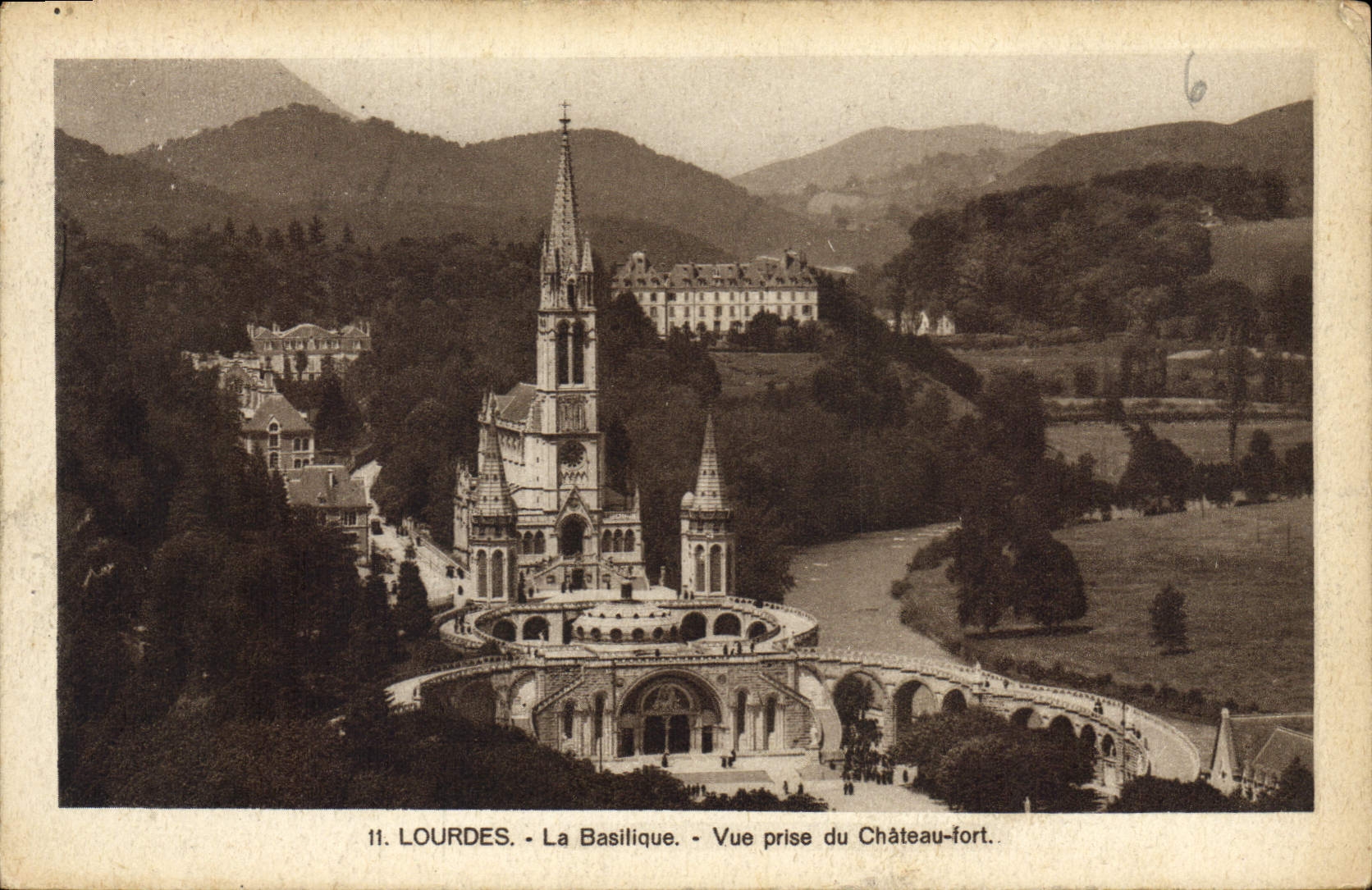 CPA Lourdes la Basilique Vue prise du Chateau Fort 