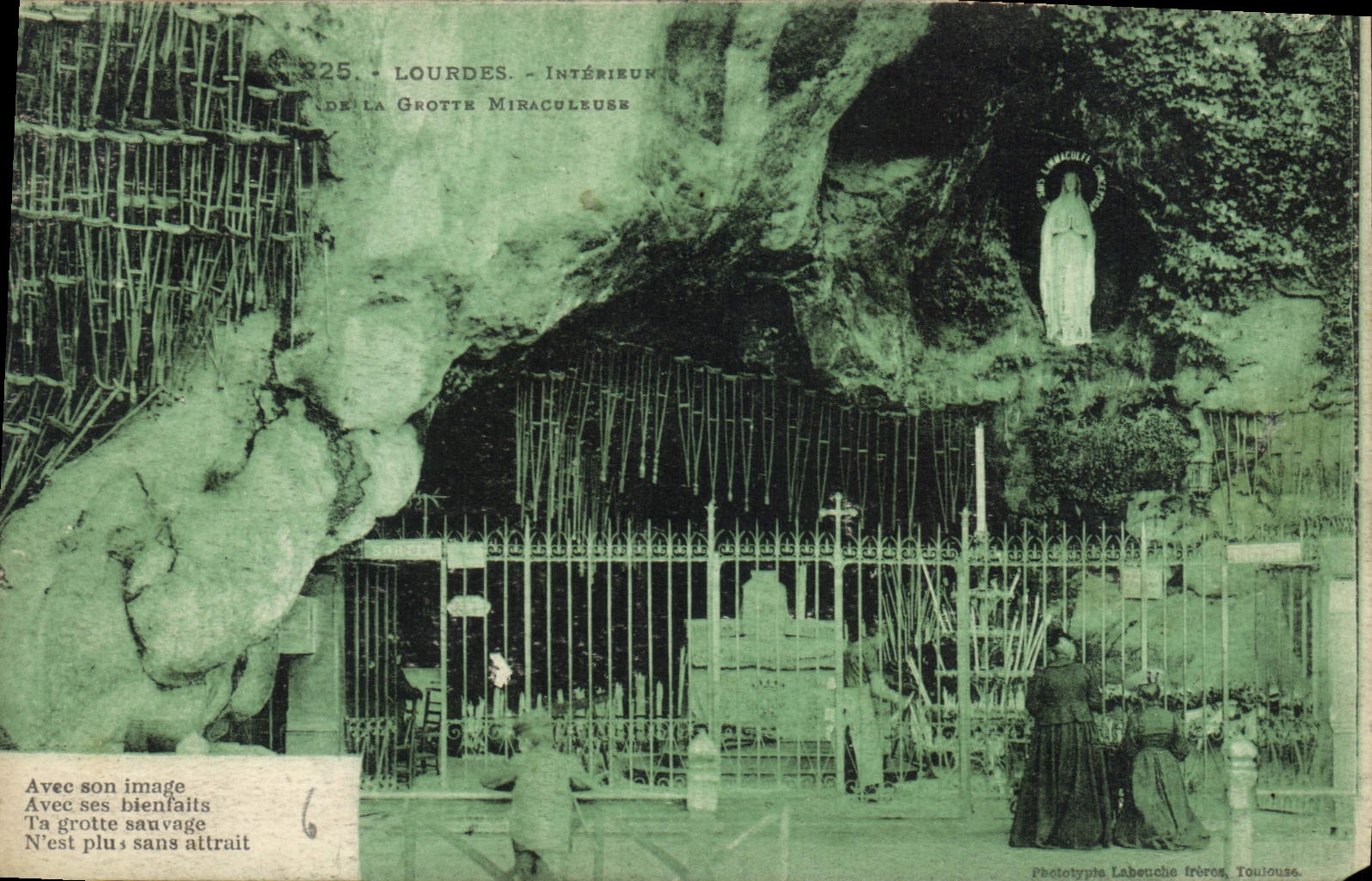 CPA Lourdes Interieure de la Grotte Miraculeuse 