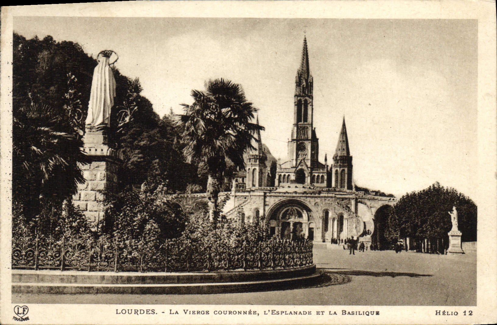 CPA Lourdes La Vierge Couronnee L'Esplanade et la Basilique 