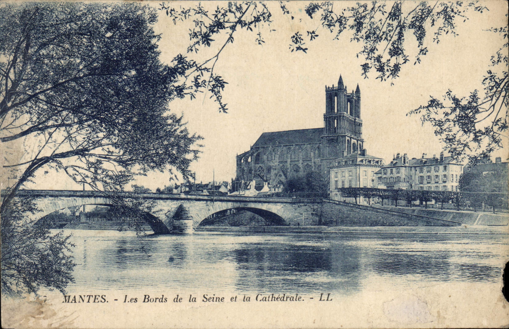 CPA Mantes Les Bords de la Seine et la Cathedrale