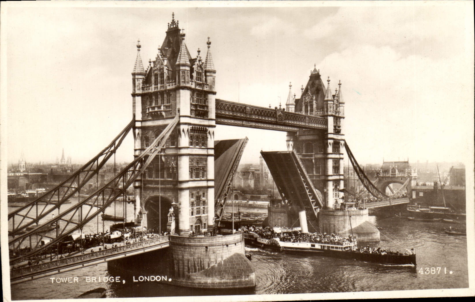 CPA Tower Bridge London Bateau