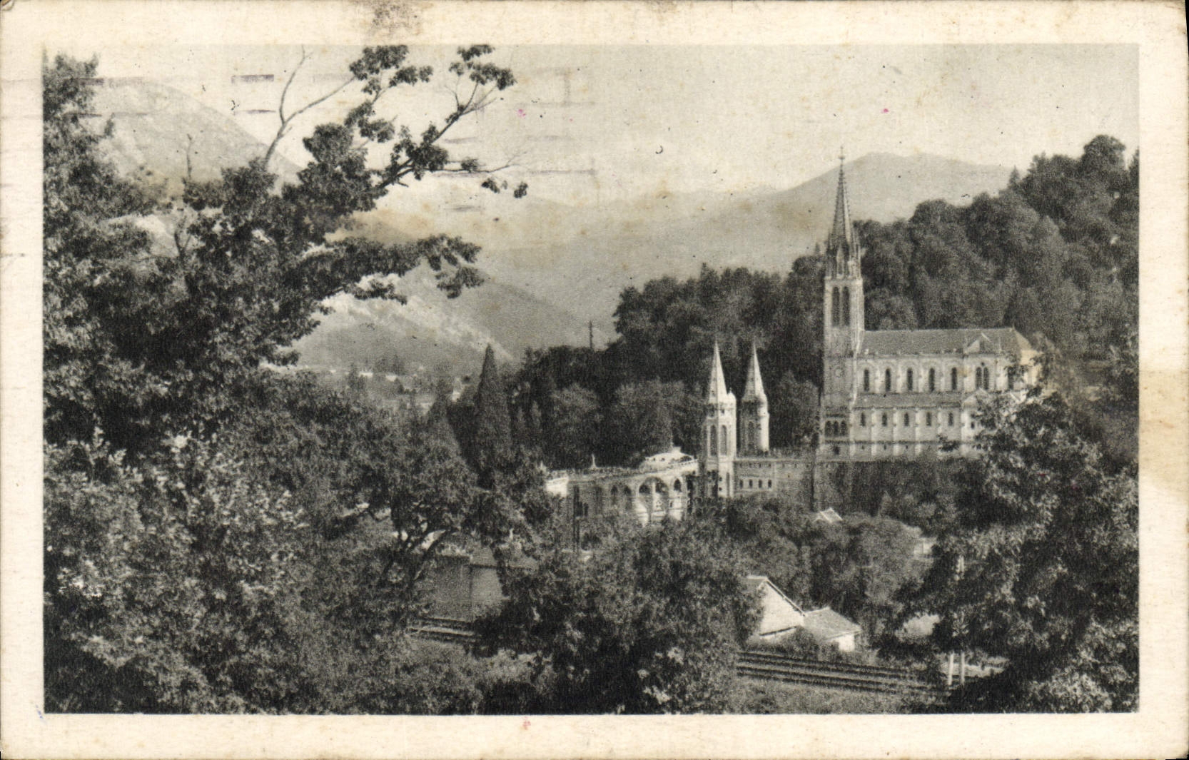 CPA Lourdes La Basilique et les montagnes 