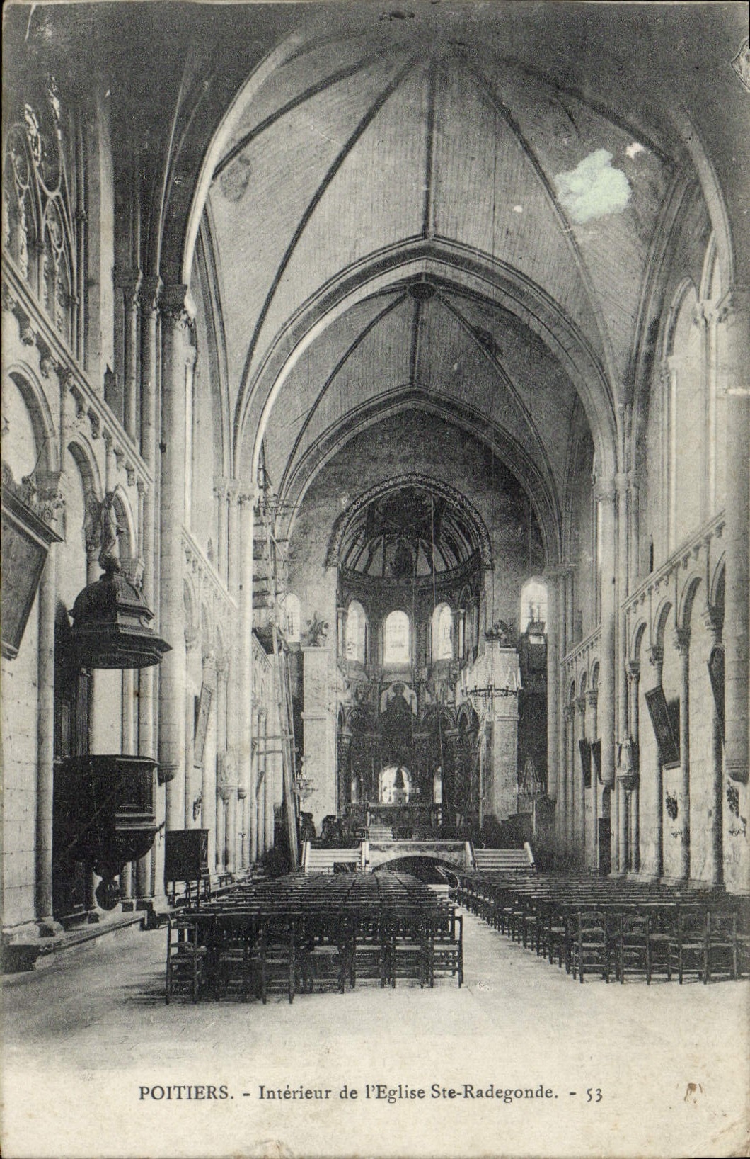 CPA Poitiers Interieur de l'Eglise Ste Radegonde