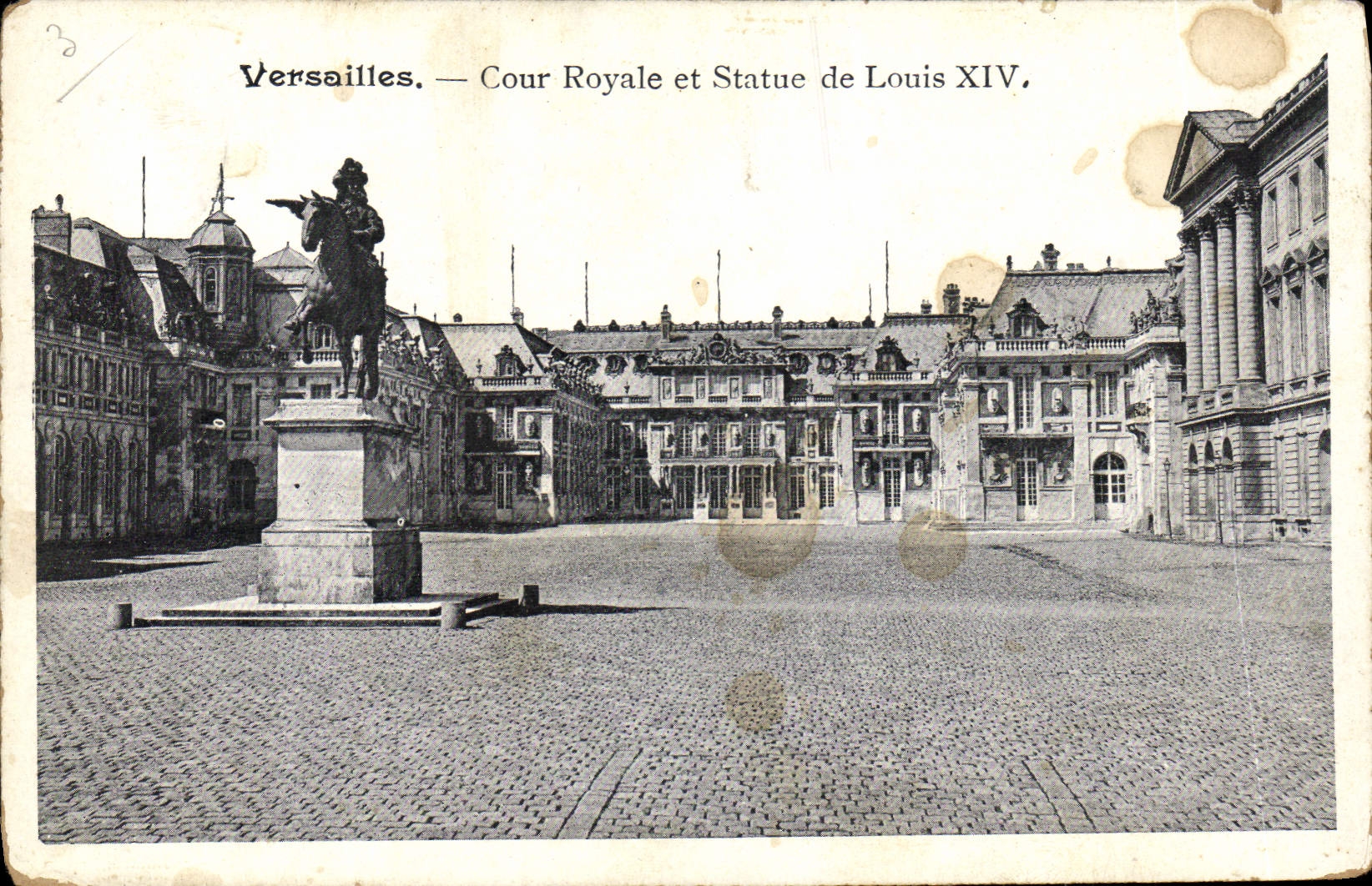 CPA Versailles Cour Royale et Statue de Louis XIV 