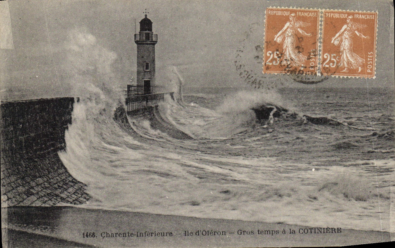 CPA Charente Inferieure Ile d'Oleron Gros temps a la Cotiniere Phare