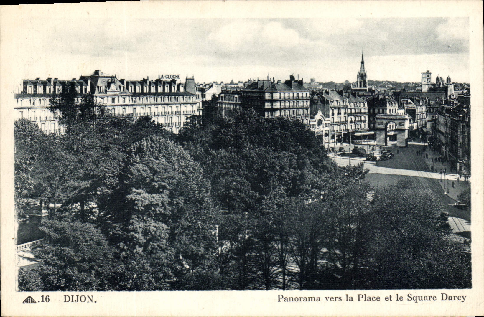 CPA Dijon Panorama vers la Place et le Square Darcy 