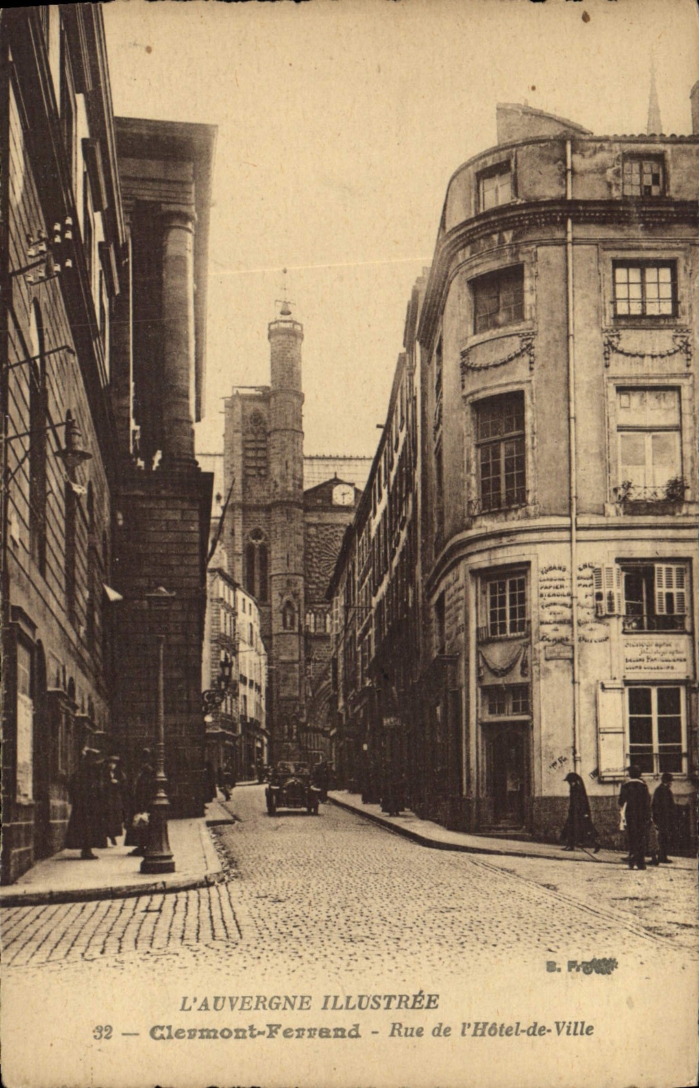 CPA Clermont Ferrand Rue de l'Hotel de Ville 