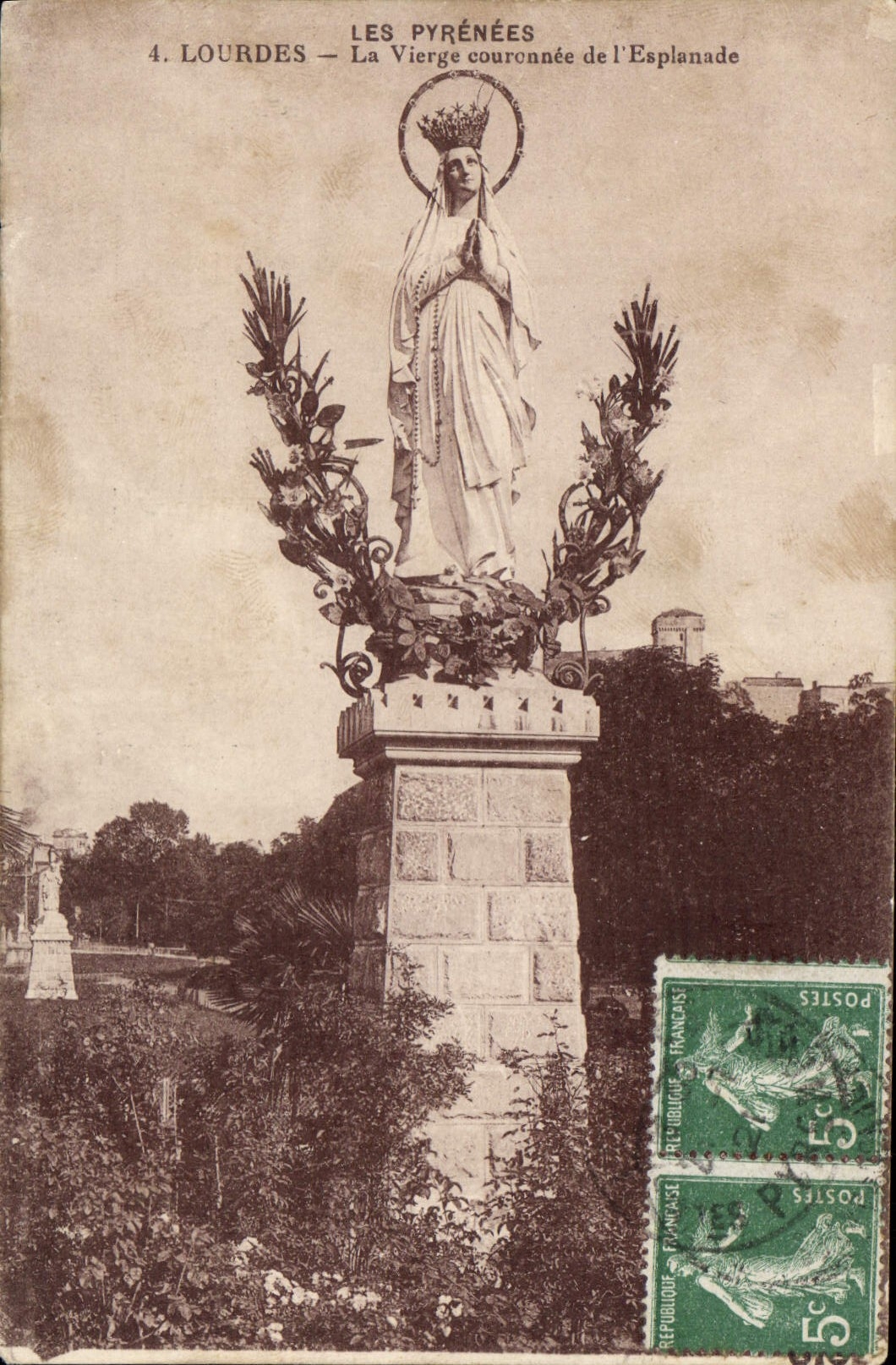 CPA Lourdes La Vierge couronnee de l'Esplanade 