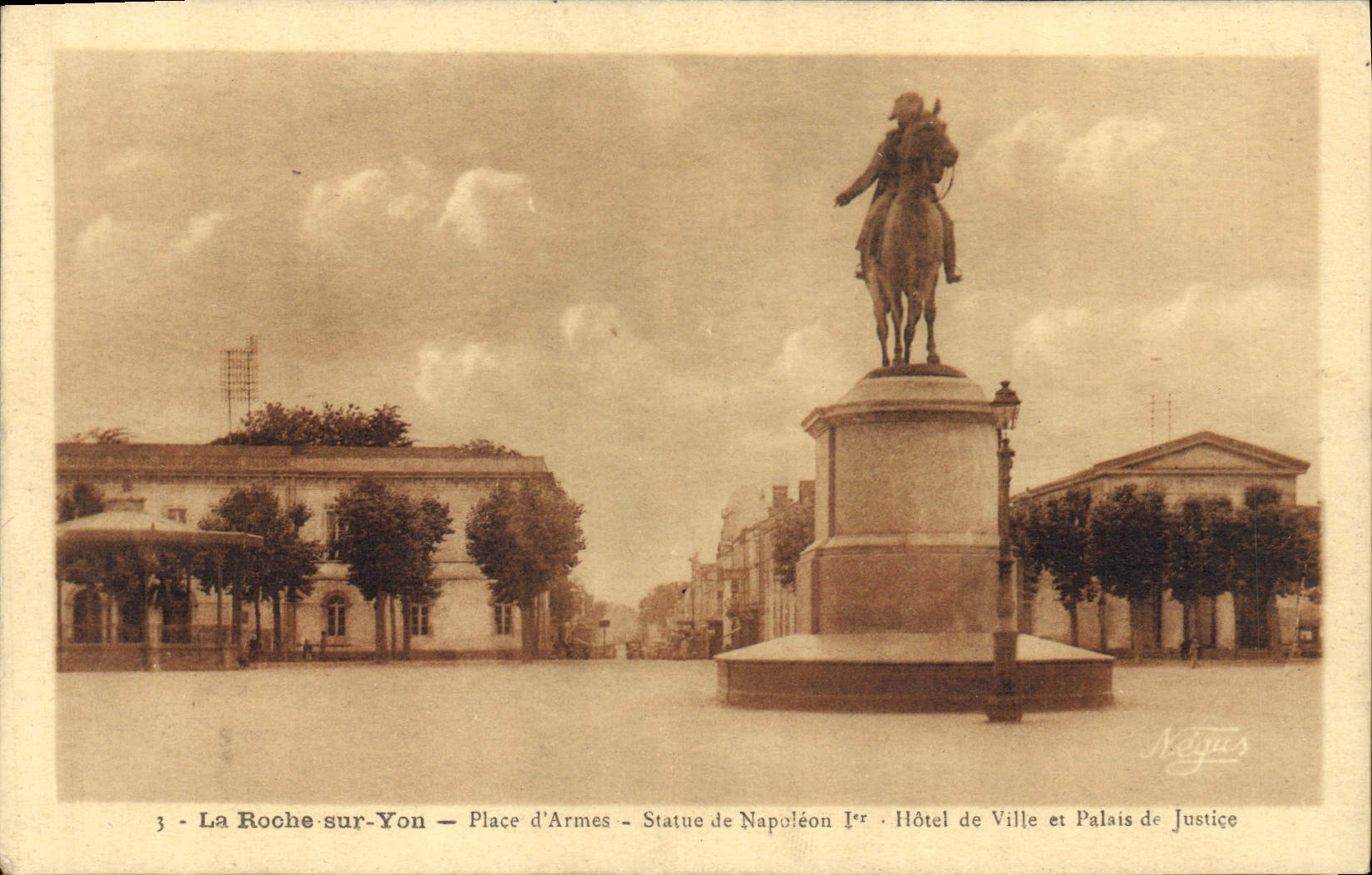 CPA La Roche sur Yon Place d'Armes Statue De Napoleon Hotel de Ville et Palais de Justice