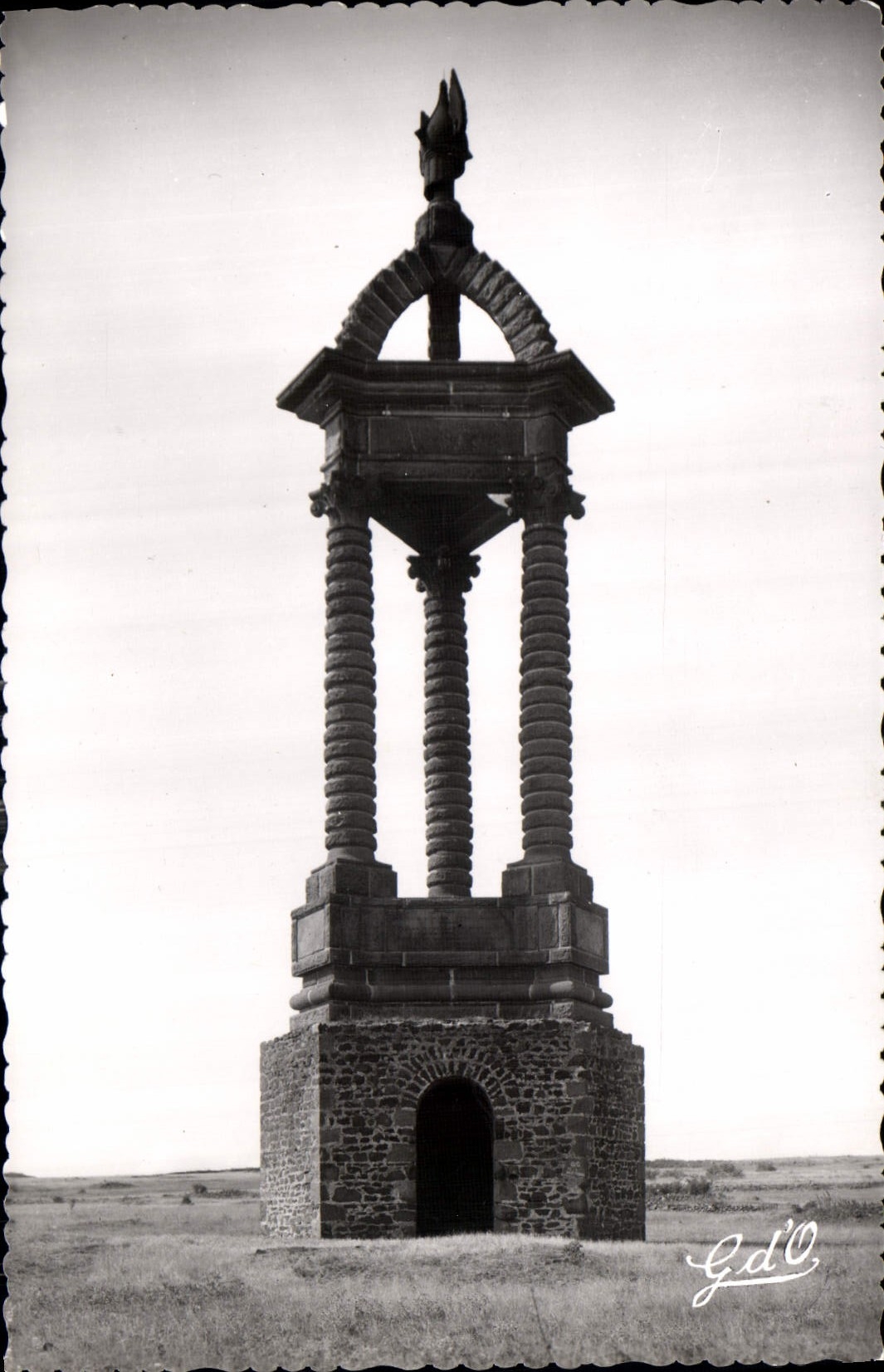 CPA Environs de Clermont Ferrand Monument de Vercingetorix au Plateau de Gergovie 