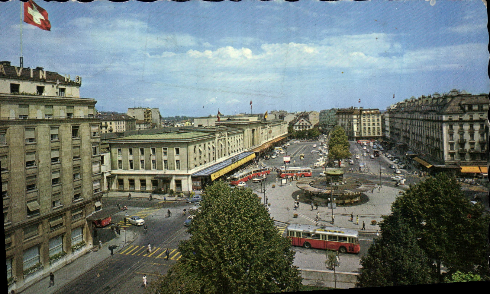 CPM Geneve La place et la gare de Cornavin 