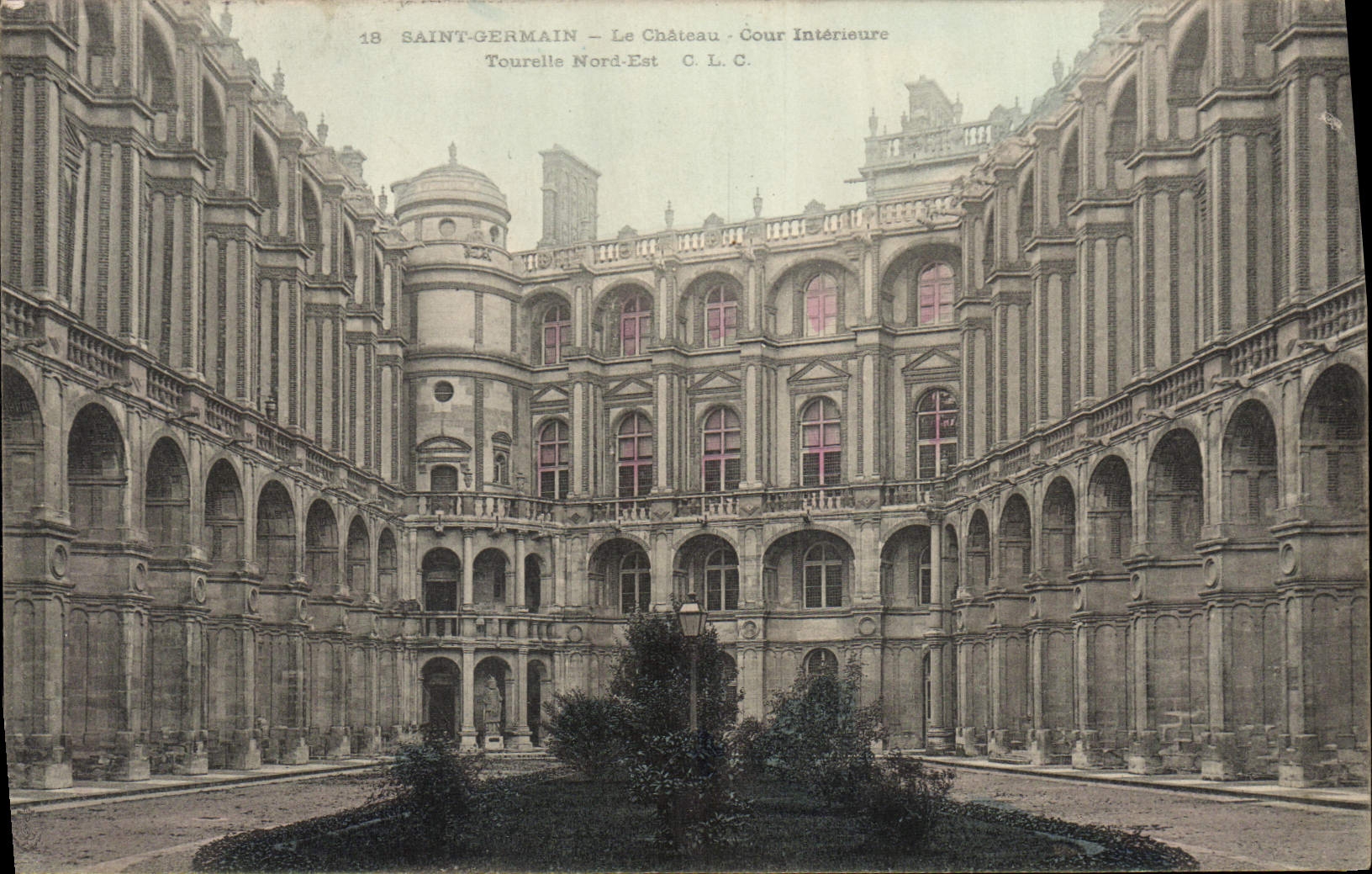 CPA Saint Germain Le Chateau Cour Interieure 
