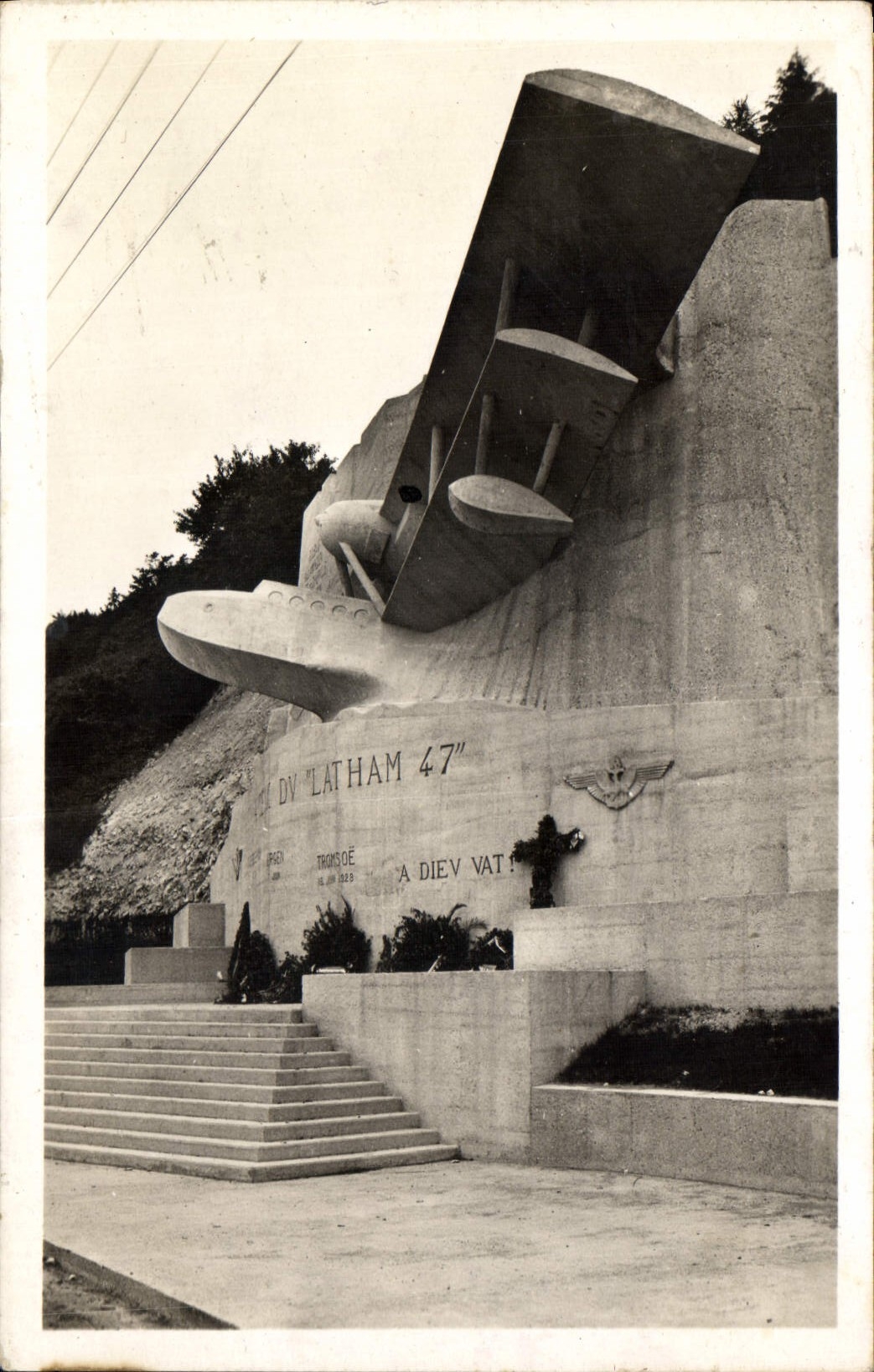 CPA Caudebec en Caux Monument eleve aux Heros du Latham 47 Avion Aviation