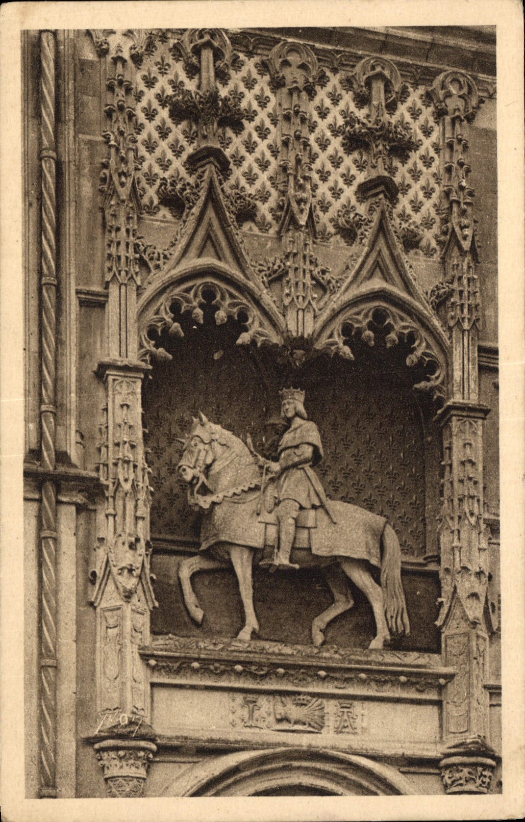 CPA Chateaux de la Loire Chateau de Blois Statue equestre de Louis XII 