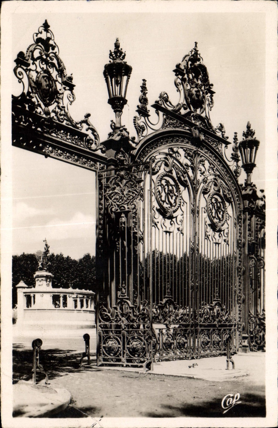 CPA Lyon Entree du Parc de la Tete d'Or et Monument des Enfants du Rhone 