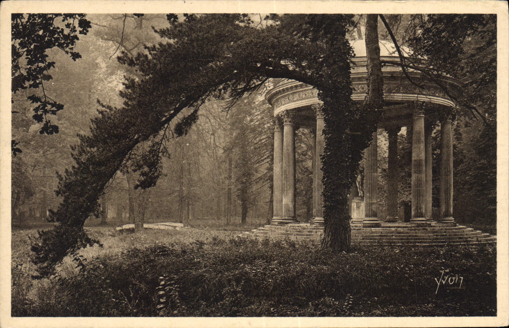 CPA Versailles Petit Trianon Temple de l'Amour 